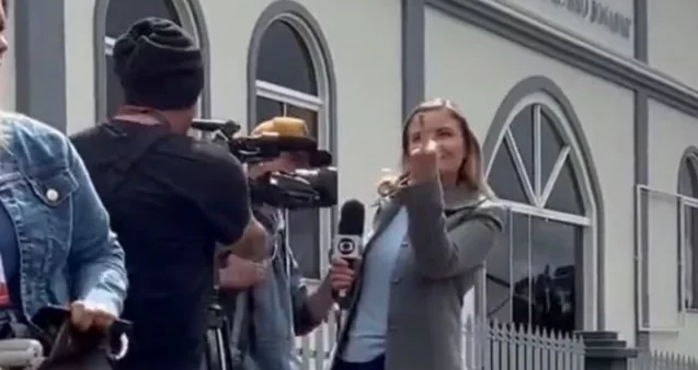 Jornalista da Globo mostra “dedo do meio” para bolsonaristas