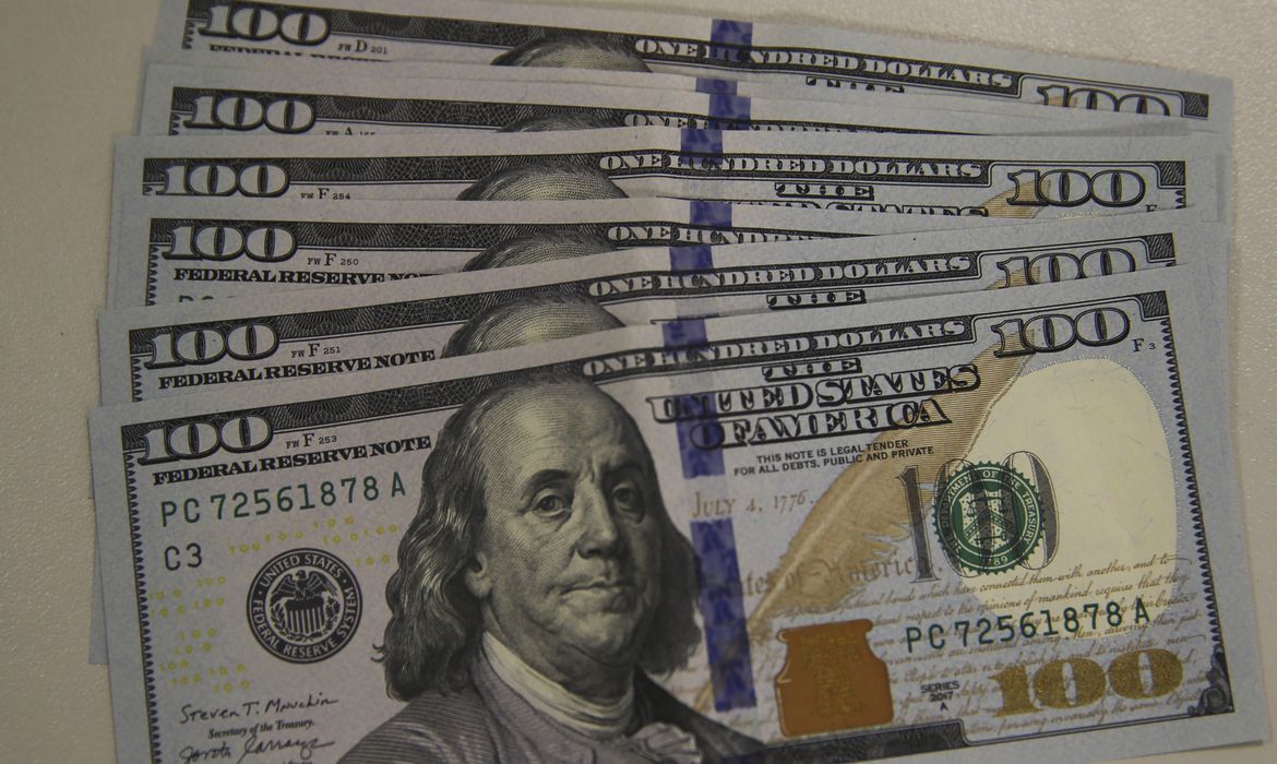 Dólar fecha em R$ 5,45 e atinge maior cotação desde julho