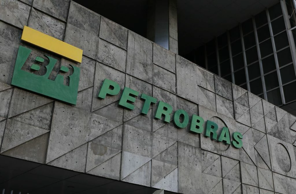 Petrobras anuncia aumento de 7,5% no preço da gasolina