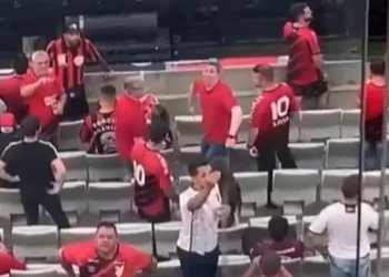 Torcedor do Athletico-PR é flagrado em gesto racista contra flamenguistas