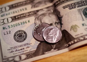 Dólar cai para R$ 4,78 e aproxima-se da mínima do ano