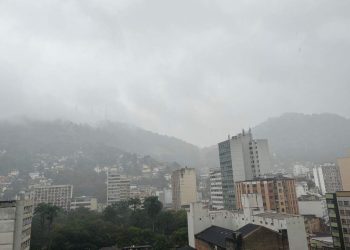 Com cidades sob alerta de chuva, dia começa nublado e frio na Grande Vitória