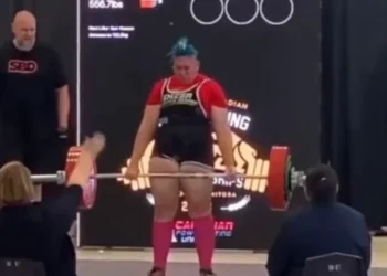 Trans quebra recorde feminino de levantamento de peso
