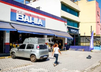 Dona das Casas Bahia anuncia plano com fechamento de lojas