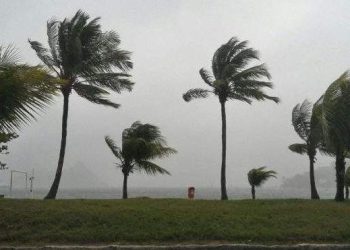 Tempo muda com frente fria e cidade do ES registra 3ª maior rajada de vento do Brasil