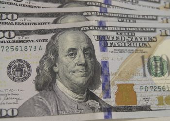 Dólar fecha acima de R$ 4,90 com dados da economia chinesa