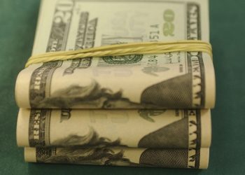 Dólar sobe quase 2% e aproxima-se de R$ 4,90 após corte de juros