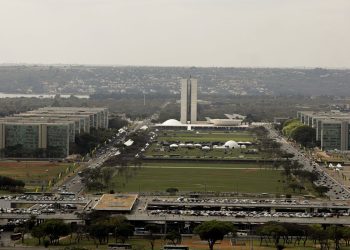 Educação e Transportes lideram novos bloqueios no Orçamento