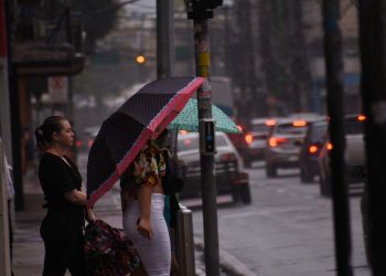 ES recebe dois alertas de perigo para chuva forte e ventania até sábado