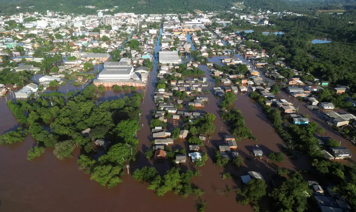 Nível do Guaíba supera cota de inundação e prefeitura fecha comportas Nível do Guaíba supera cota de inundação e prefeitura fecha comportas