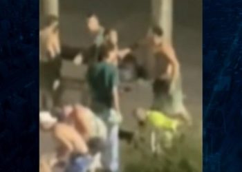 Palmeirenses agridem homem no meio da rua, no interior de SP