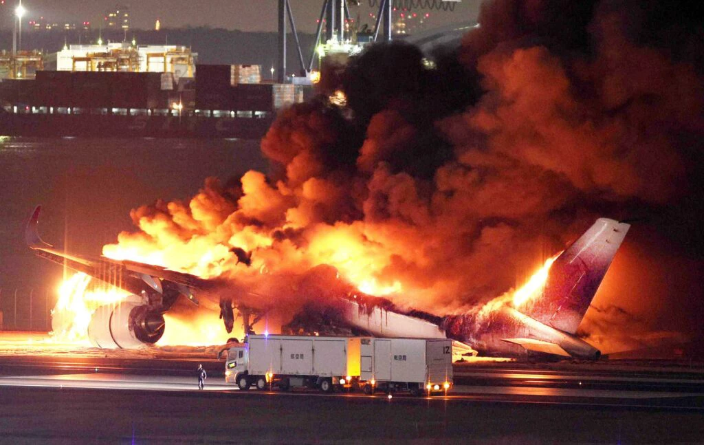 Japão confirma morte de cinco pessoas após colisão de aviões