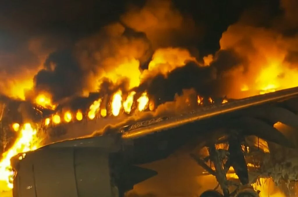 Avião com 367 pessoas a bordo pega fogo ao pousar no Japão