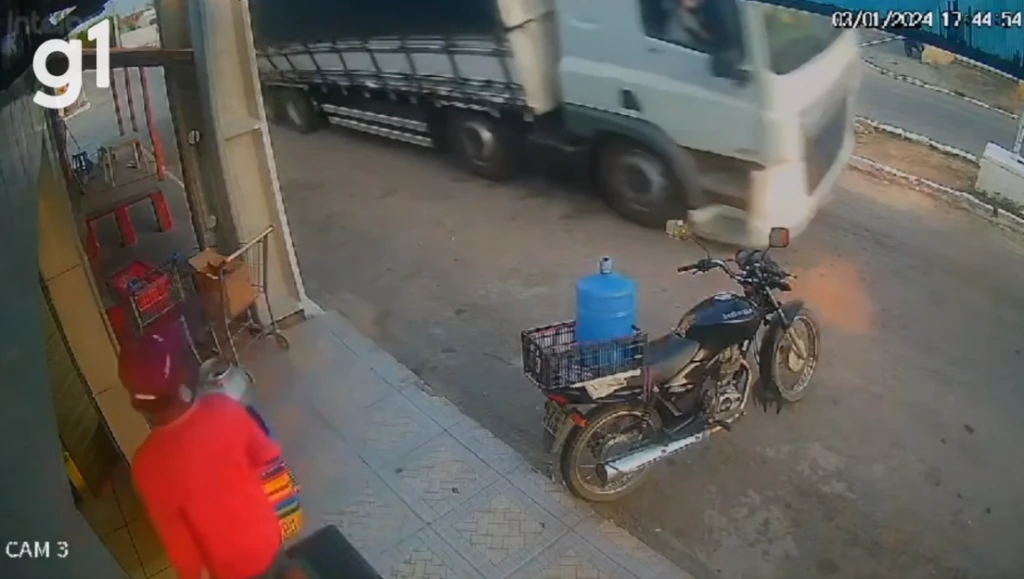 Carreta tomba, e motociclista escapa de ser esmagado