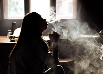 Saúde alerta para risco de lesões pulmonares causadas por cigarros eletrônicos em adolescentes