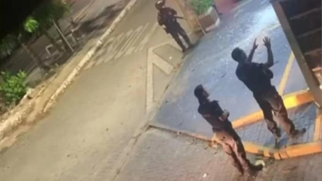 Atirador de elite acerta mão de suspeito e salva criança mantida refém pelo pai
