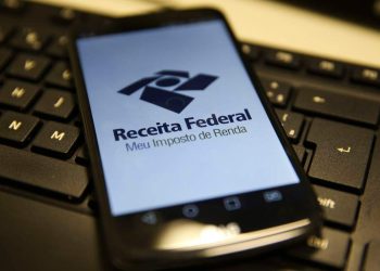 O Sistema de Seleção Unificada (Sisu) 2024 recebeu a inscrição de 44.583 pessoas para as instituições federais de educação superior do Espírito Santo, que ofertaram 6.933 vagas. De acordo com um levantamento do Ministério da Educação (MEC),  6.329 candidatos foram aprovados no processo seletivo.  Os selecionados na chamada regular do Sisu podem realizar a matrícula ou o registro acadêmico nas instituições de ensino para as quais foram admitidos até esta quarta-feira (7).   >> Quer receber nossas notícias 100% gratuitas? Participe da nossa comunidade no WhatsApp ou entre no nosso canal do Telegram!  Cabe ao candidato observar as condições, os procedimentos e os documentos para matrícula, bem como se atentar para os dias, horários e locais de atendimento definidos por cada instituição, em edital próprio.  Já o candidato que não foi selecionado na chamada regular deverá manifestar interesse em participar da lista de espera até o dia 7 de fevereiro, pelo Portal Único de Acesso ao Ensino Superior.   Em 2024, a lista de espera poderá ser utilizada durante todo o ano pelas instituições públicas de educação superior participantes, para preenchimento das vagas eventualmente não ocupadas na chamada regular.   Os procedimentos serão definidos em edital próprio de cada instituição participante, de acordo com a Portaria Normativa MEC n. 21, de 2012, ressalvado o disposto no art. 2º do Decreto n. 11.781, de 14 de novembro de 2023, e no art. 3º da Portaria MEC n. 2.027, de 16 de novembro de 2023.  Mais de 2 milhões de inscritos em todo o Brasil Em todo o Brasil, o processo seletivo registrou 2.427.929 inscrições, pois cada inscrito podia escolher até dois cursos. Foram aprovadas 239.872 pessoas. Segundo o balanço, a faixa etária com o maior número de aprovados é de 19 a 20 anos, com 26.958 estudantes.   O Sistema registrou um total de 482.600 inscrições de candidatos com essa idade. Em seguida, está a faixa etária “menores de 18 anos”, com 13.104 aprovados, de um total de 205.841 inscrições desse grupo. A lista das três idades com mais aprovados é completada pelos candidatos entre 21 e 25 anos, com 12.860 aprovados, das 261.188 inscrições.  Ações afirmativas Com as mudanças da Lei de Cotas, em 2024, todos os candidatos inscritos no Sisu foram avaliados primeiramente pela modalidade de ampla concorrência, conforme o seu desempenho no Exame Nacional do Ensino Médio (Enem), e em seguida pela reserva de vagas ofertadas pela Lei de Cotas e pelas políticas de ações afirmativas das instituições de ensino.   A mudança teve o objetivo de beneficiar, sem distorções, os candidatos realmente demandantes de política compensatória para acesso ao ensino superior.   De acordo com o levantamento, 102.005 candidatos foram aprovados pela modalidade de ampla concorrência, e 137.867, pela modalidade de cotas e pelas ações afirmativas próprias da instituição de ensino superior.  Aprovados por estado O estado que recebeu o maior número de inscrições foi Minas Gerais, com 319.425. As instituições públicas de educação superior mineiras ofertaram 33.744 vagas e, ao todo, foram aprovados 30.465 inscritos.   A lista é completada, respectivamente, por Rio de Janeiro (com 258.447 inscrições, para uma oferta de 29.353 vagas e 27.208 aprovados) e Bahia (com 203.830 inscrições, para uma oferta de 23.877 vagas e 21.601 aprovados).