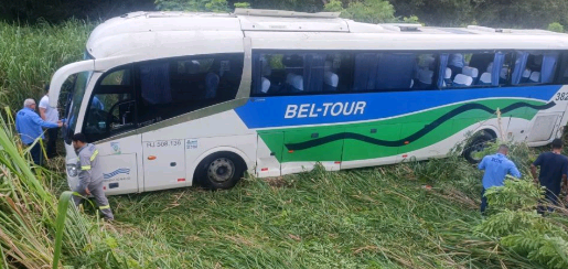 Acidente com ônibus deixa 25 feridos na Rio-Santos Acidente com ônibus deixa 25 feridos na Rio-Santos