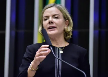 Gleisi defende Lula e recebe resposta de Pavinatto: “Imbecil”