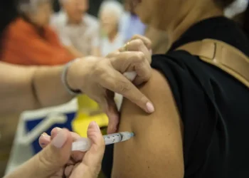 Rio inicia vacinação contra gripe em grupos prioritários