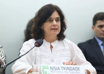 Saúde e MEC irão vacinar alunos contra a dengue em escolas