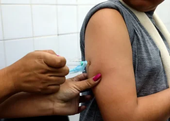 Com doses próximas do vencimento, Saúde amplia vacinação contra dengue