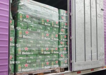 Mais de 60 mil latões de cerveja são apreendidos durante fiscalização em Vila Velha