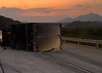 Caminhão carregado com biscoitos tomba na BR-101; motorista estava alcoolizado