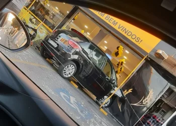Motorista erra marcha e carro invade padaria no Sagrada Família