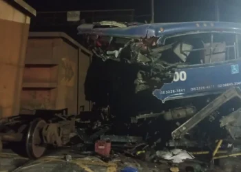 VÍDEO: Ônibus estraga sobre linha férrea e é destruído por trem em Juiz de Fora