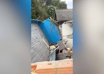 Caminhão tomba em ribanceira e cai em cima de casa em Rio Bananal