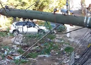 Poste cai, fica atravessado na rua e deixa moradores sem energia em Vila Velha
