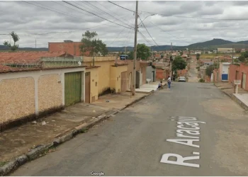 Pai entra em garagem e atropela filhas gêmeas acidentalmente em Montes Claros