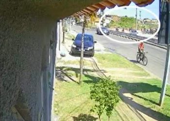 VÍDEO | Menina é atropelada por moto ao sair da escola em Vila Velha