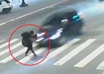 Vídeo mostra momento em que mãe e filha de 5 anos são atropeladas em Vila Velha