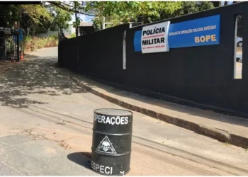 Pai armado mantém refém filho de 6 anos há mais de 12 horas em Minas gerais