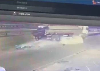 VÍDEO: Câmera flagra momento em que motorista de caminhão bate em mureta na Grande BH