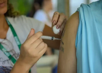 Centro detecta aumento na taxa de positividade para covid no Rio