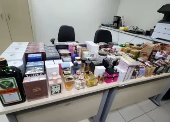 Homem é preso no Aeroporto de Vitória após flagrante com mais de 100 perfumes importados irregularmente
