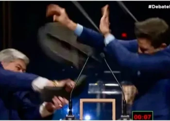 VÍDEO: Datena dá cadeirada em Pablo Marçal durante debate em São Paulo