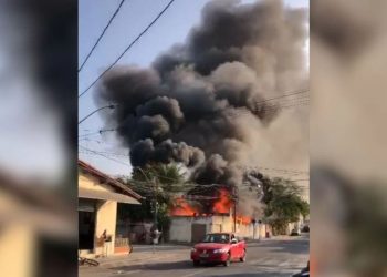 Incêndio atinge e destrói parte de oficina de estofados em Linhares