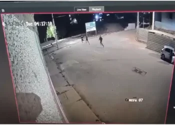 VÍDEO: Grupo invade casa, rende e rouba família em Contagem