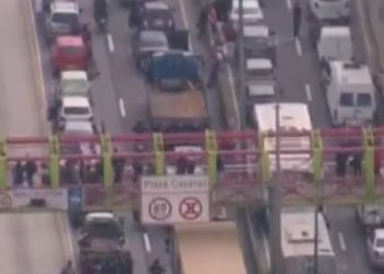 Intenso tiroteio deixa um morto, cinco feridos e Avenida Brasil bloqueada no Rio