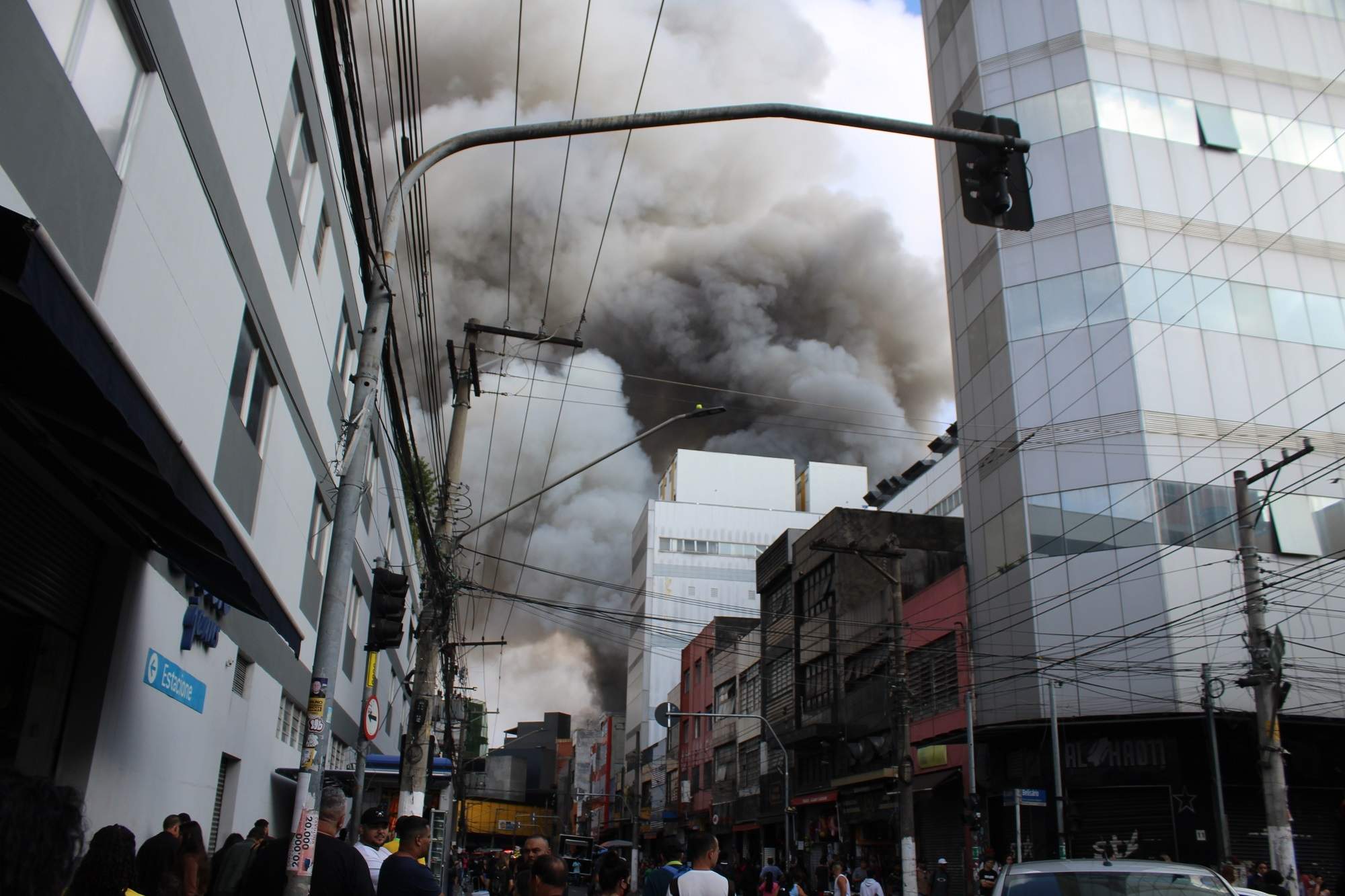 Incêndio de grandes proporções atinge shopping em São Paulo