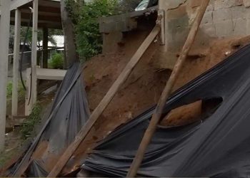 Parte de casa desaba após forte chuva em Cariacica