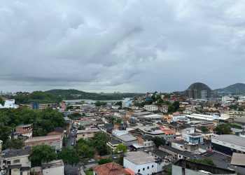 “Ela vai ter que responder pelo que fez”, ES registra mais de 260 milímetros de chuva em 10 dias; entenda fenômenoa irmã, que reconheceu o erro da jovem ao colocar o bebê na lixeira, embora acredite que não houve intenção de matar.  O que diz a Polícia Civil  A Polícia Civil informou que a adolescente, de 17 anos, conduzida à Delegacia Especializada de Adolescentes em Conflito com a Lei (Deacle), foi autuada por ato infracional análogo ao crime de homicídio qualificado cometido mediante recurso que impossibilitou a defesa da vítima.   Ela foi encaminhada ao Centro Integrado de Atendimento Socioeducativo (Ciase).  O corpo foi encaminhado para o Instituto Médico Legal (IML), da Polícia Científica, para ser necropsiado e, posteriormente, liberado para os familiares.