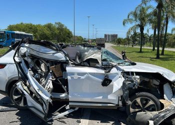 Motorista sai ileso de grave acidente que deixou carro destruído em Cariacica