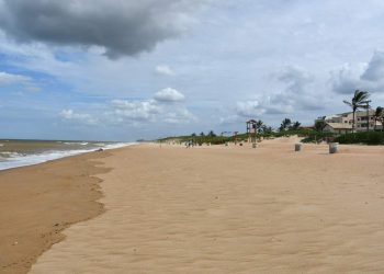 Duas pessoas são socorridas após afogamento em praia de Guriri