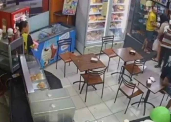 Câmera registra quando cliente impede assalto a padaria de BH na base da cadeirada
