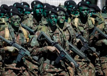 Defesa entra na mira do corte de gastos e surpreende militares